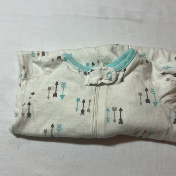 Gerber - Cream and Blue Arrow Print Newborn baby Footie Sleeper - Picture 1 of 4